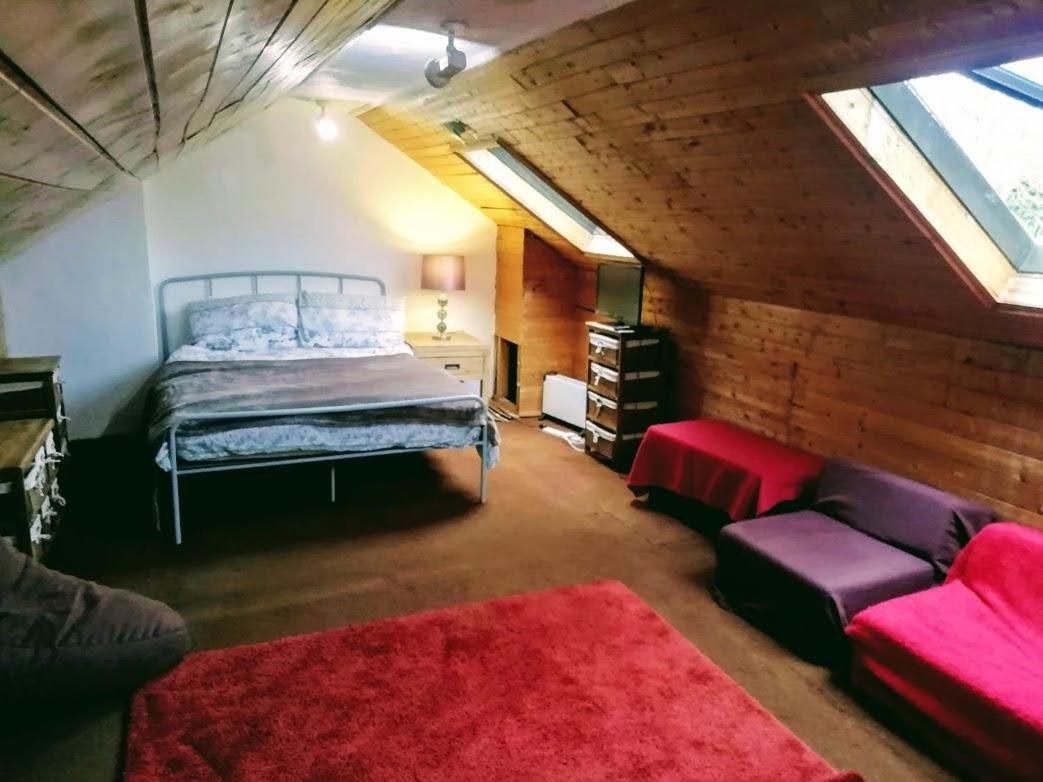 Cozy Loft In Bushey, 20 Mins By Train To Euston London Lägenhet Exteriör bild