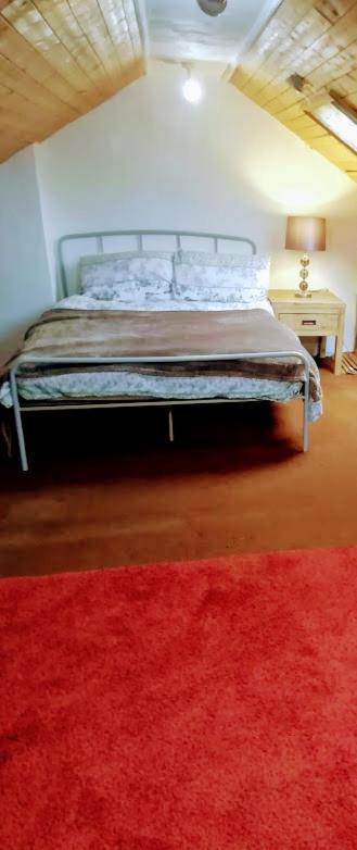 Cozy Loft In Bushey, 20 Mins By Train To Euston London Lägenhet Exteriör bild