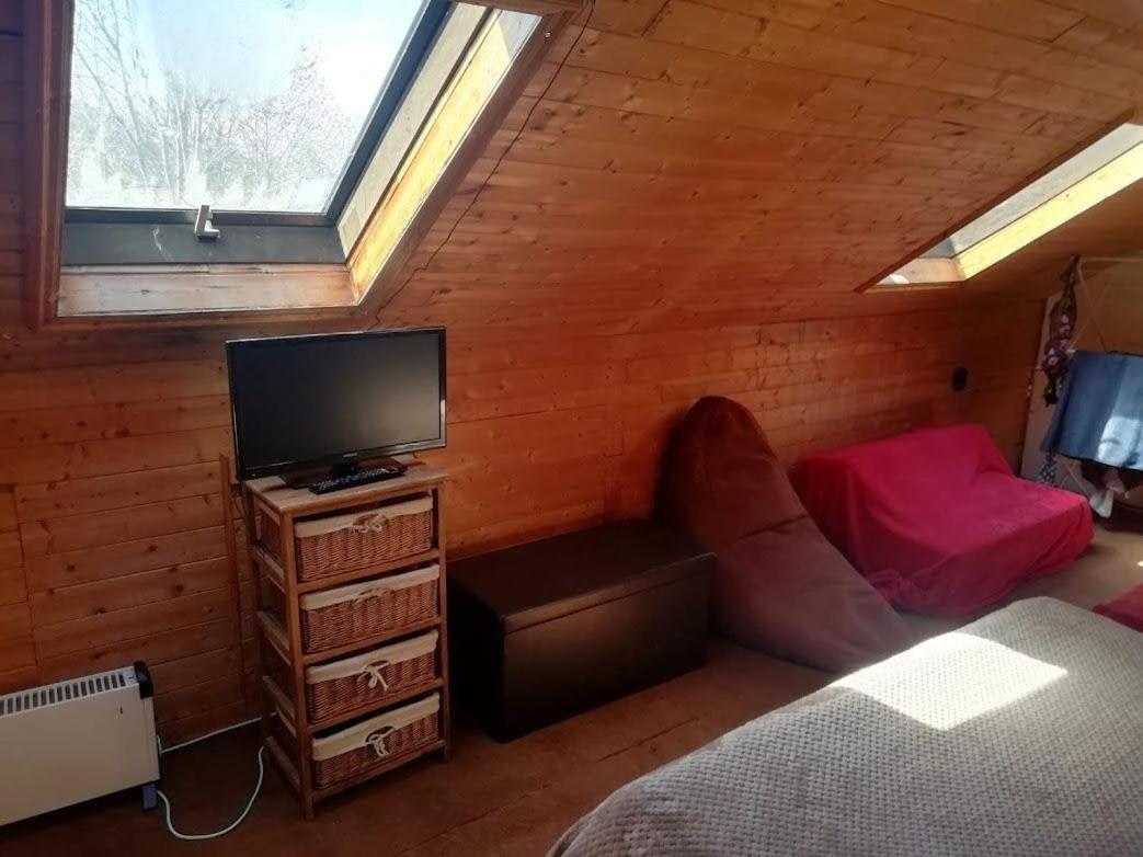 Cozy Loft In Bushey, 20 Mins By Train To Euston London Lägenhet Exteriör bild