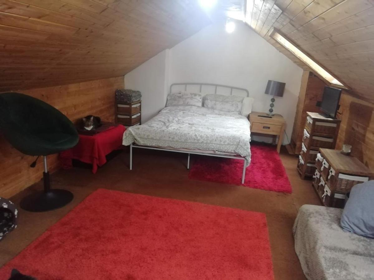 Cozy Loft In Bushey, 20 Mins By Train To Euston London Lägenhet Exteriör bild